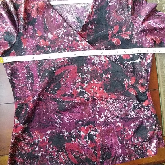 AGB wrap across 3/4 sleeve purple/red print v neck - Picture 3 of 7